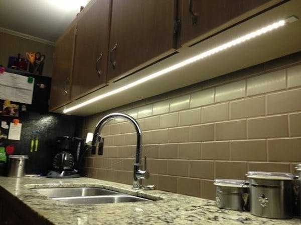 Подсветка рабочей зоны на кухне (41 фото): требования к освещению кухонной рабочей поверхности. выбор ламп и светильников