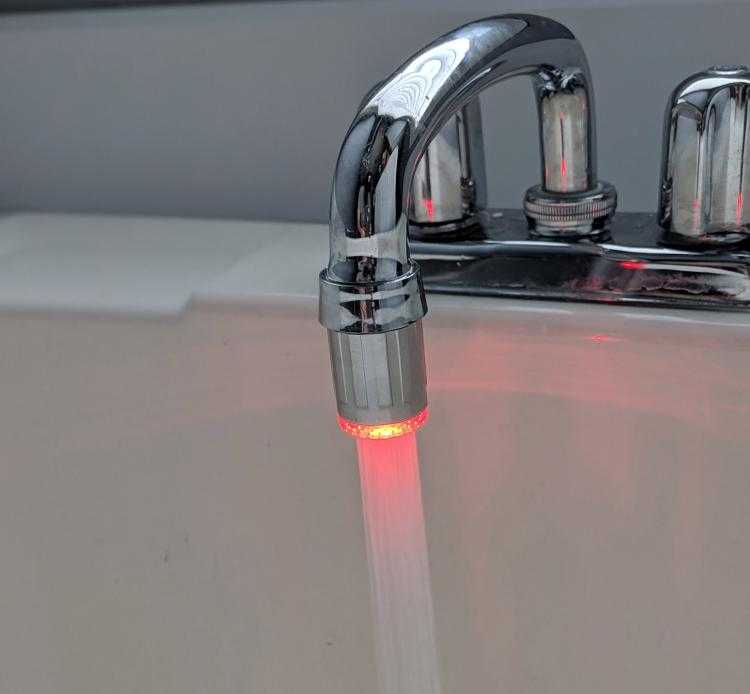 Светодиодная насадка на кран: с подсветкой воды, светящаяся на смесителе, световая с контролем температуры, палитра цветов и отзывы