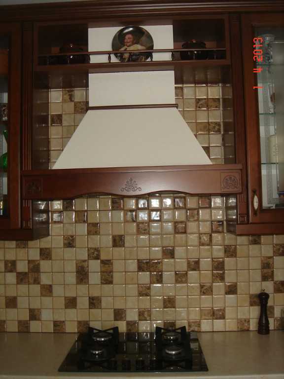 Дизайн фартуков для кухни из плитки:итальянский керамогранит.крупная и мелкая керамика с рисунком