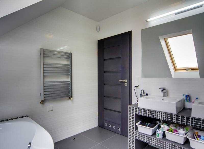 Дверцы для сантехнического шкафа в туалете (61 фото): пластиковые жалюзийные двери и другие модели, размеры дверей на стену в санузле