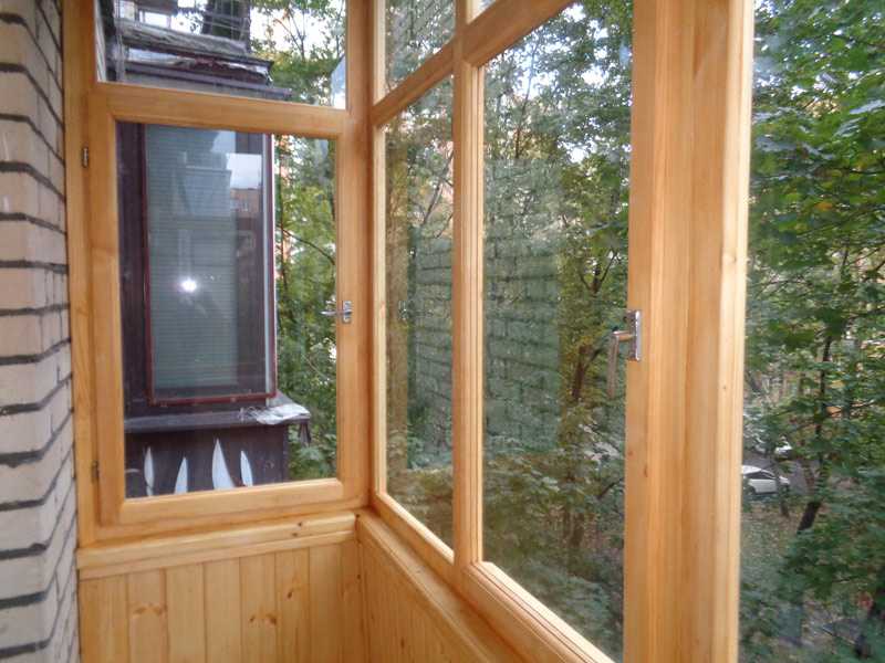 Деревянные окна на балконе - доступный и нетрудоёмкий вариант