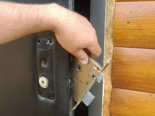 Правила установки замков на металлические двери, какие виды существуют, основные нюансы монтажа изделий
