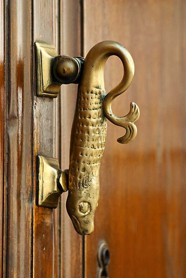 Какую дверную ручку лучше установить на входную дверь: виды, материалы изготовления и полезные рекомендации