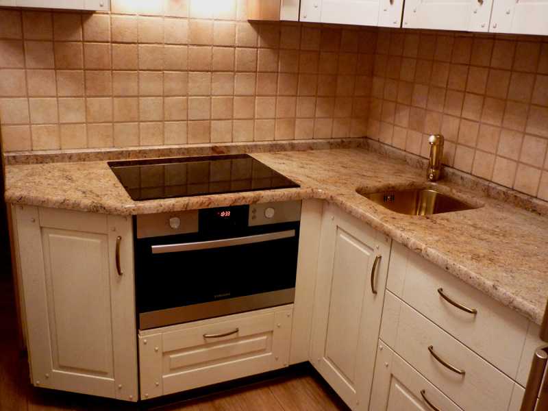 Кухни с серой столешницей (42 фото): дизайн белой и бежевой глянцевой кухни с серой столешницей и фартуком, столешницы цвета бетона в интерьере