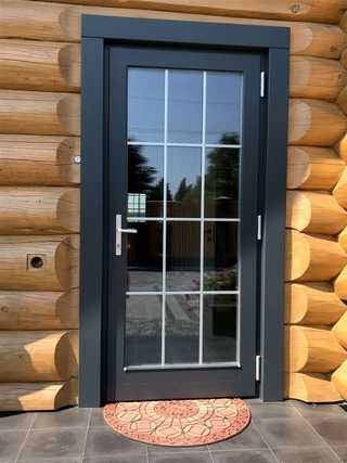 Входная дверь со стеклопакетом служит украшением парадного входа Чем отличаются уличные деревянные, металлические и пластиковые модели с откосами из ПВХ Какие бывают разновидности входных дверей Какими свойствами должны обладать двери со стеклопакетом