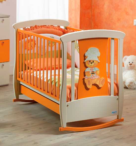 Детская кровать (143 фото): мягкие белые и другого цвета модели кроваток с изголовьем и ограничителем для малышей