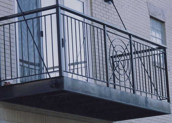 Высота ограждения балкона: выдержки из нормативных документов