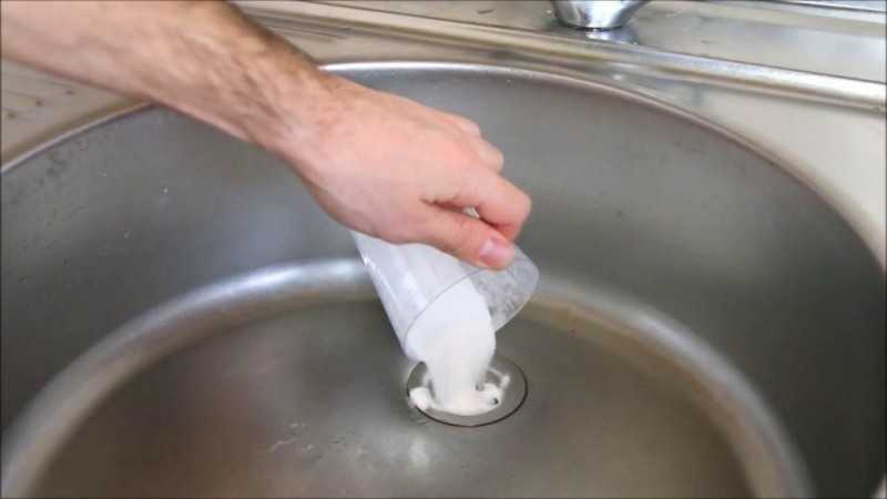 Как почистить раковину содой и уксусом