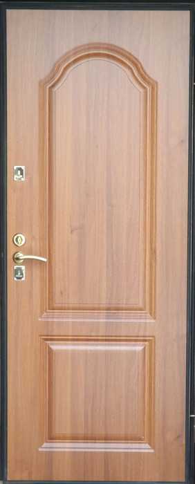 Белые входные двери (29 фото): двери для квартиры или дома белого цвета внутри и снаружи, изделия с зеркалом в интерьере, уличные варианты