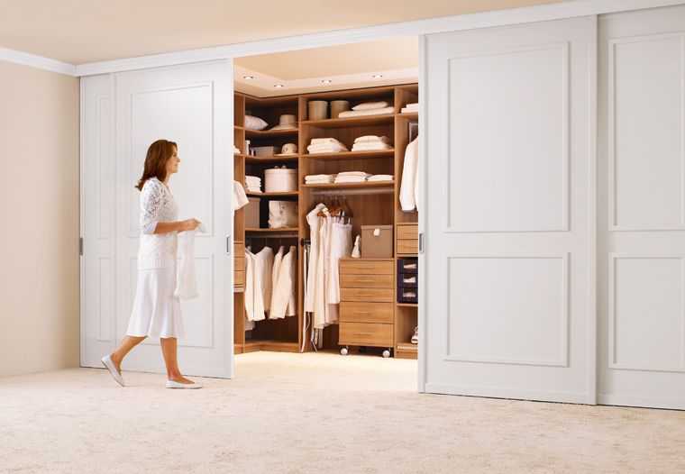 Раздвижные двери для гардеробной: стиль и эргономика на 35 фото
