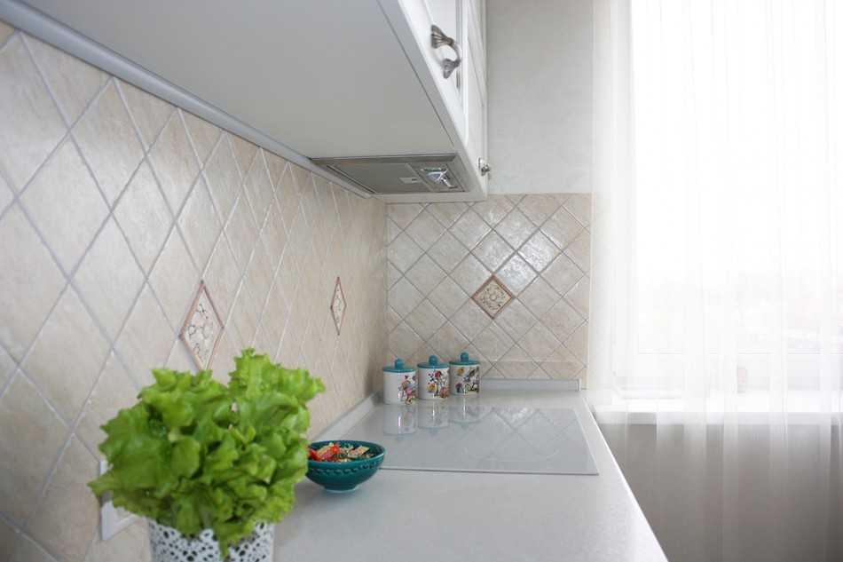 Мраморная кухня (55 фото): дизайн кухонь под мрамор, белые кухни в мраморном стиле в интерьере и другие варианты