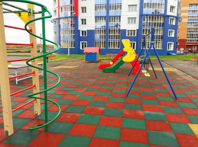 Резиновое покрытие для детских площадок — плюсы и минусы