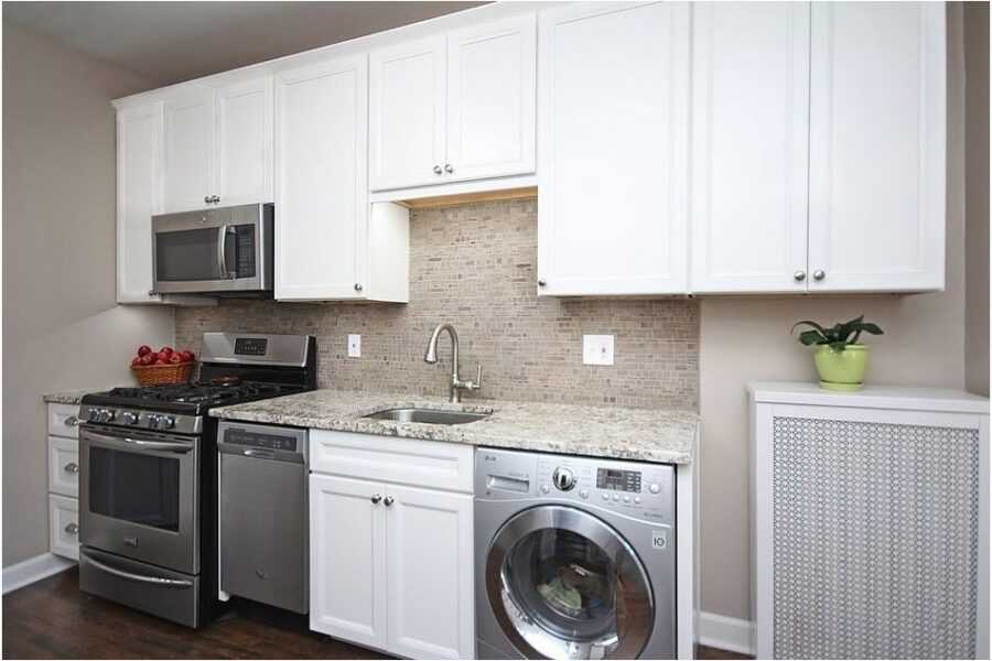 Угловая кухня с холодильником (37 фото): варианты дизайна маленьких кухонь с холодильником в углу по диагонали. малогабаритные кухни с холодильником у двери