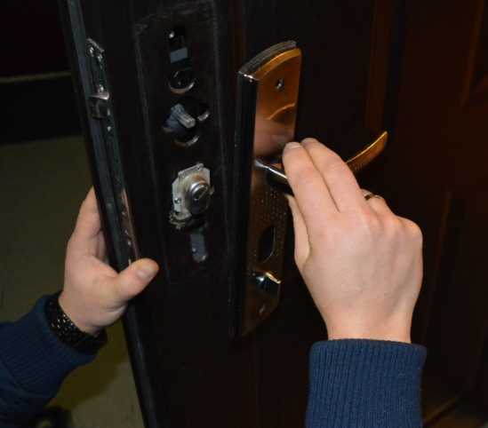 Замена дверной ручки металлической двери вызвать мастера москва| цены от 1200 руб. звоните!
