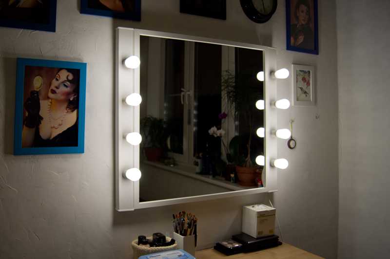 Подсветка для зеркала (48 фото): с выключателем и креплением для прихожей и светодиодная для спальни, для картин с галогеновыми лампами