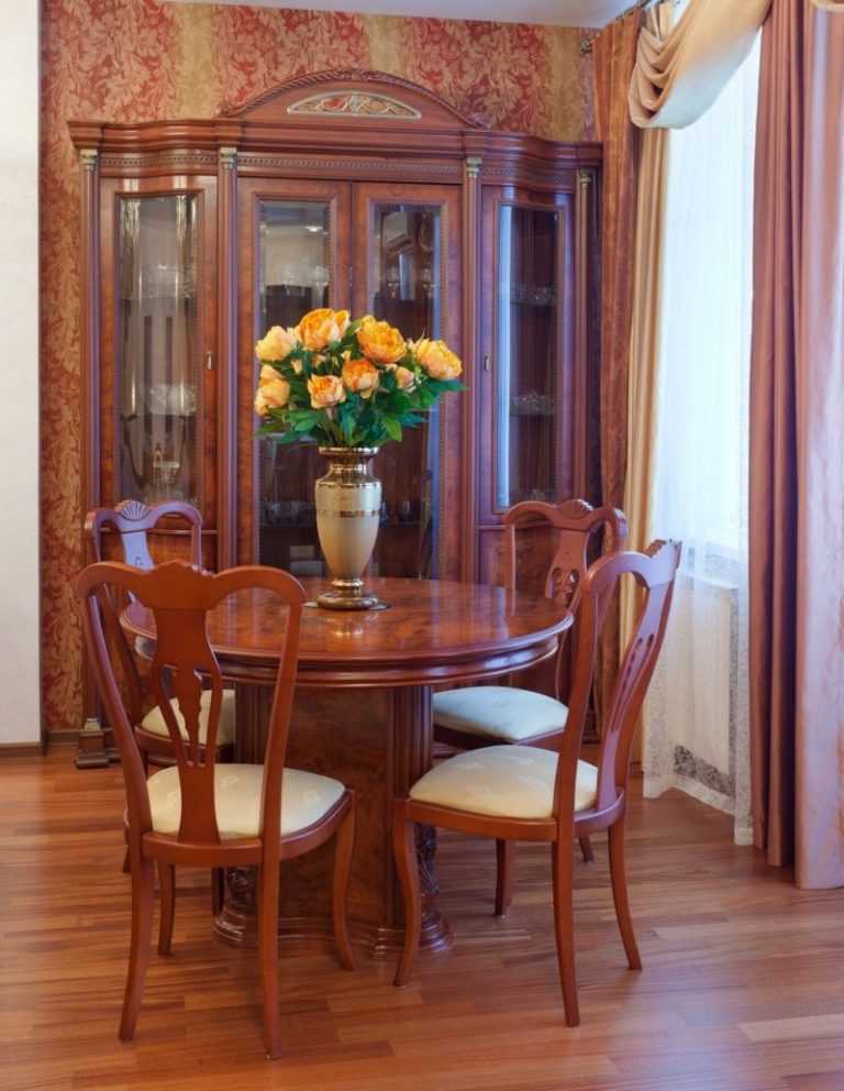 Красивые мягкие стулья для гостиной добавляют особенного шика в интерьер. Как правильно выбрать изделия с бархатными подлокотниками и спинкой С чем сочетаются элитная мебель в стиле «классика» Как разместить шикарные конструкции из Италии в интерьере зала