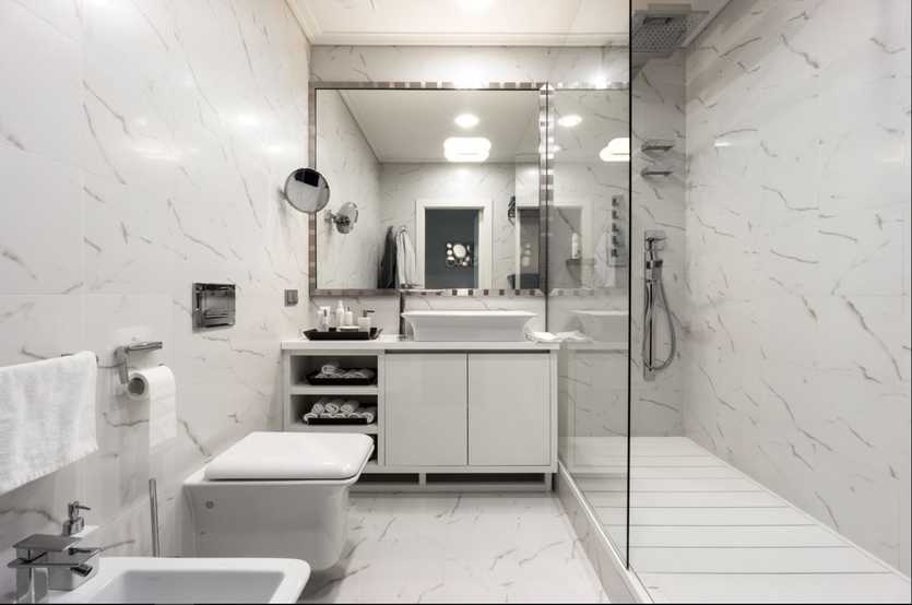 Из каких факторов складывается гармоничный интерьер ванной комнаты, совмещенной с туалетом Что представляет собой планировка, а также проектирование и дизайн и каковы стильные идеи для маленькой комнаты с применением душевой кабины