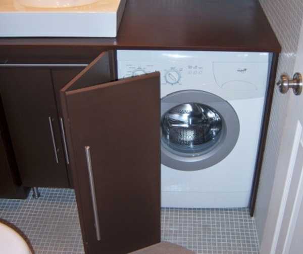 Шкафы над стиральными машинами в ванной комнате