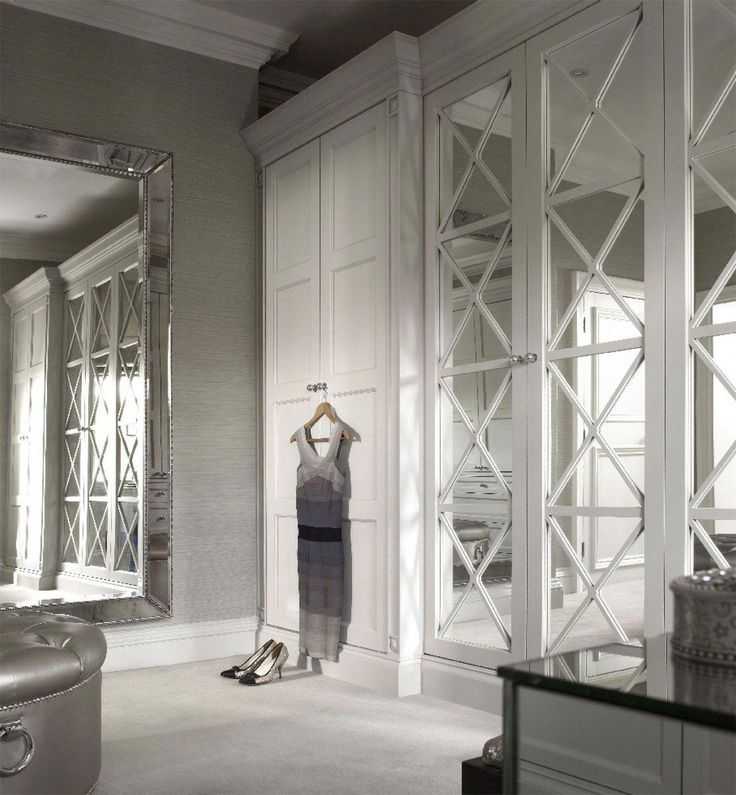 Зеркала в интерьере, в том числе плитка, размещение в гостиной для расширения пространства, правила фен-шуй и прочее + фото