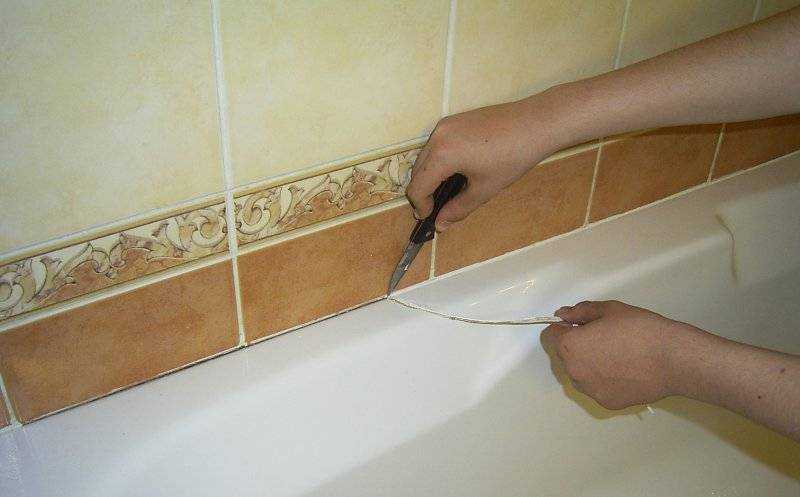 Как заделать щель между ванной и стеной - решение проблемы