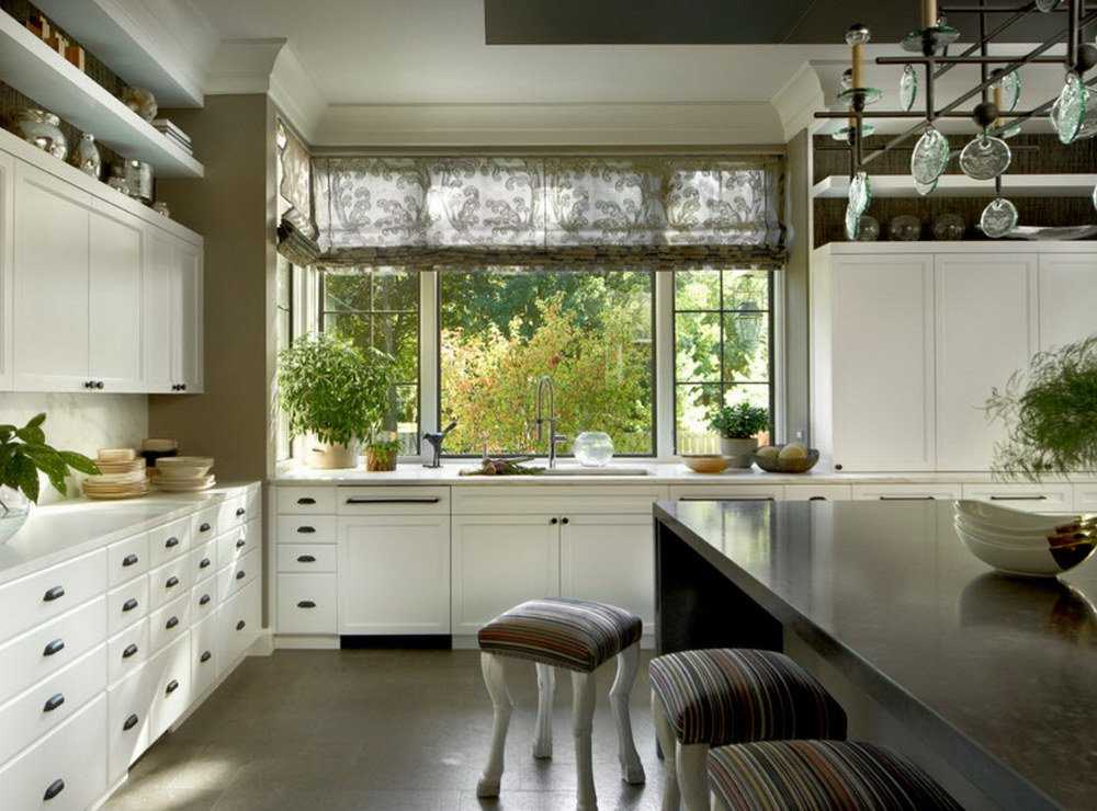 Дизайн маленькой кухни с балконом – дело непростое, но увлекательное. Используя предложенные идеи оформления кухни с большим или маленьким окном и балконной дверью можно обыграть небольшое пространство и использовать каждый миллиметр с пользой.