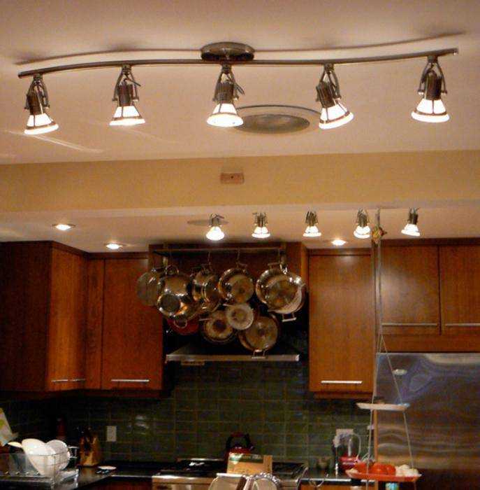 Освещение на кухне (55 фото): с натяжным потолком, светильники в интерьере, подвесной над столом, рабочей зоны, варианты