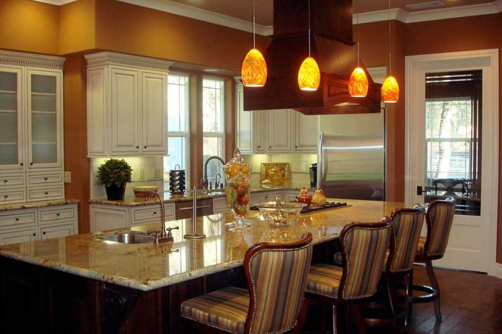 Освещение на кухне (55 фото): с натяжным потолком, светильники в интерьере, подвесной над столом, рабочей зоны, варианты
