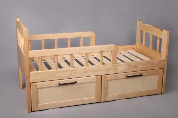 Детские кровати с бортиками для ребенка от 2 лет: советы по выбору