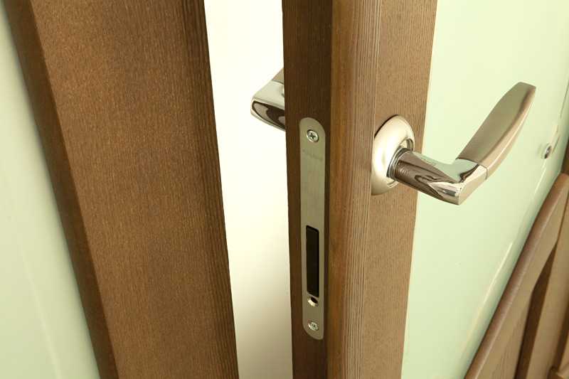Разновидности дверных ручек для входных металлических дверей