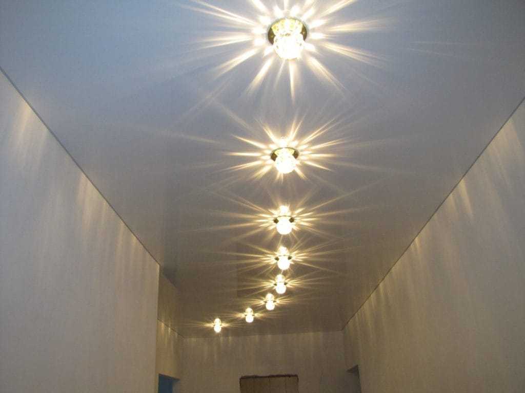 Какие светильники выбрать для натяжных потолков: на кухню, в зал, в спальню, фото 2020, идеи