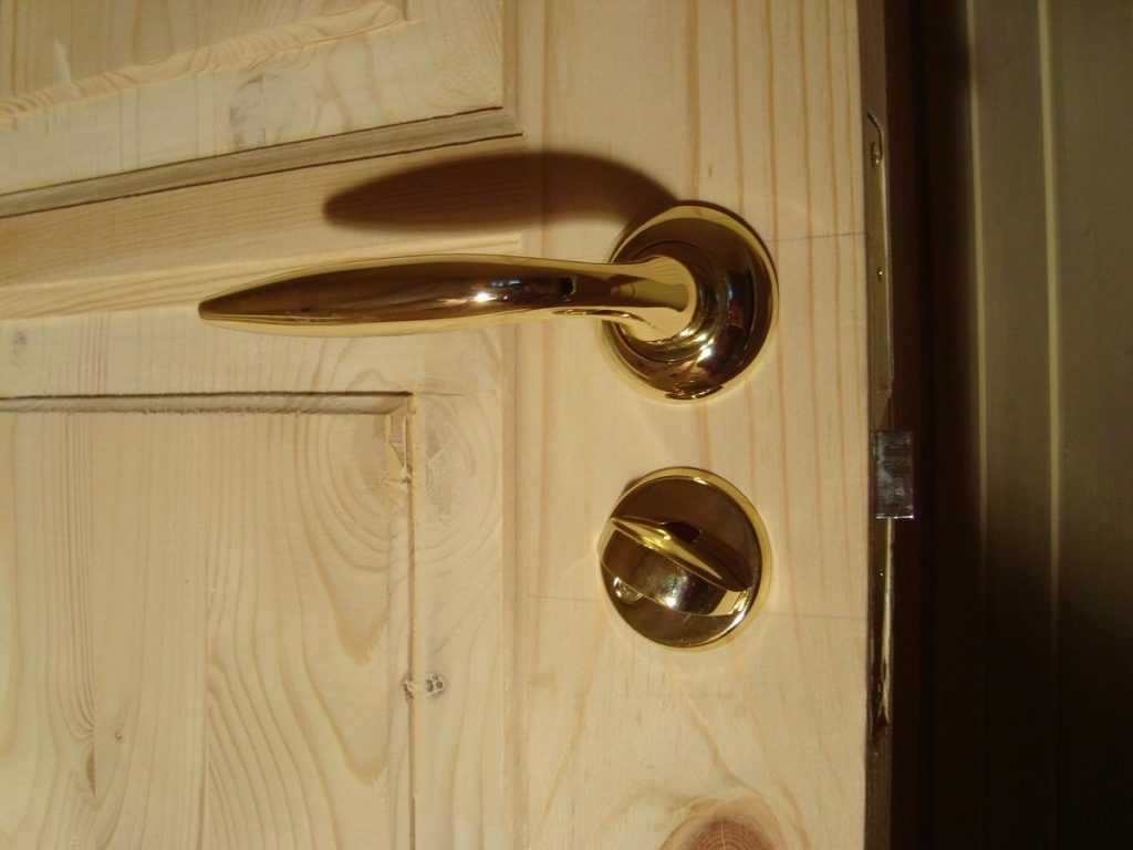 Установка дверной ручки: пошаговые инструкции для различных конструкций