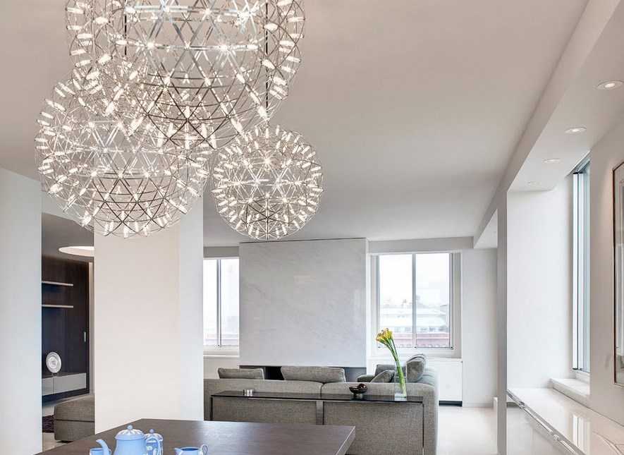 Люстры в зал (90 фото): потолочные светильники в классическом стиле в интерьере гостиной