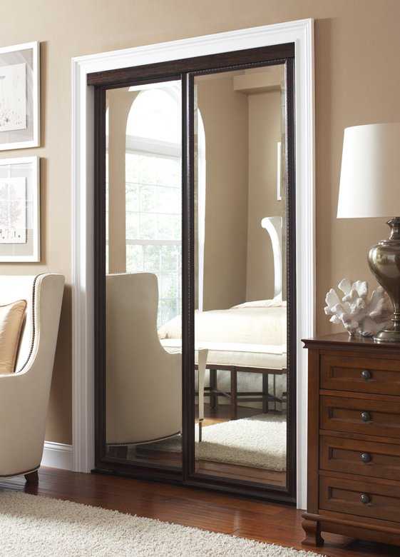 Выбор двери с зеркальным полотном для установки между комнатами: советы и рекомендации