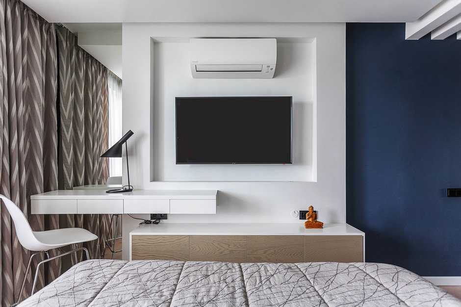 Телевизор в спальне (45 фото): высота размещения телевизора на стене, советы по установке и дизайну, варианты размещения