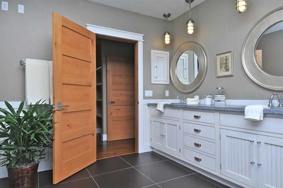 Раздвижные двери в ванную комнату – это практичный и функциональный вариант оформления дверного прохода Как выбрать двери-купе для ванной комнаты и туалета Как украсить створки и дверной портал