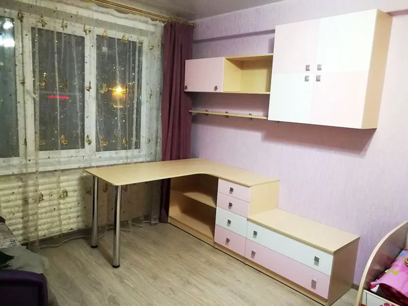 Угловой стол для школьника (47 фото): письменный детский рабочий стол с ящиками в комнату для двоих, размеры мебели и размещение возле окна