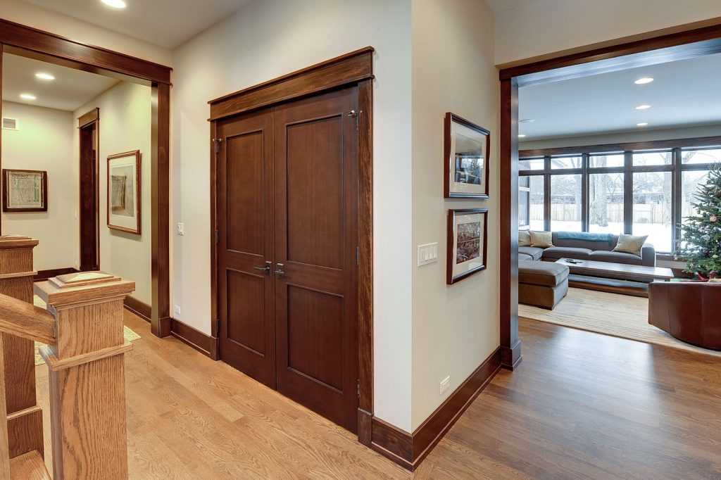 Деревянные двери (54 фото): деревянные межкомнатные двери из лиственницы, изделия из натурального дерева, новинки 2021