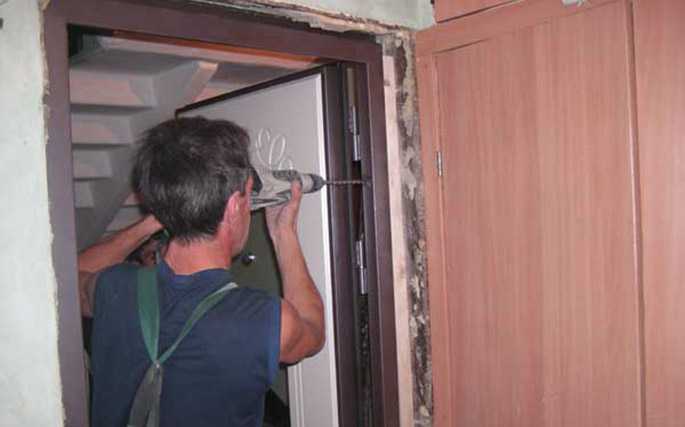 Установка входной двери своими руками: порядок работ и пошаговая инструкция
