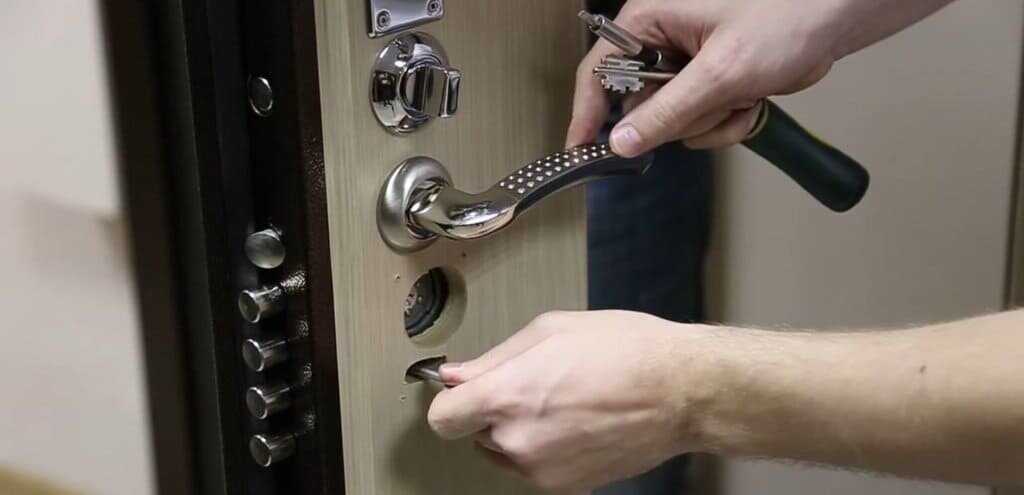 Как правильно снять дверь с петель?