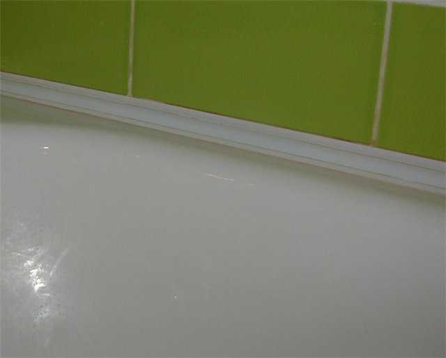 Чем и как закрыть щель между ванной и стеной чтобы не протекала вода