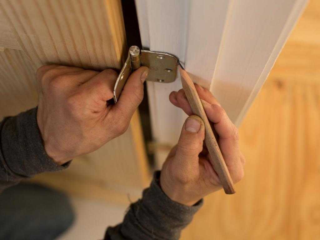 Как снять дверь с петель: подробная инструкция демонтажа