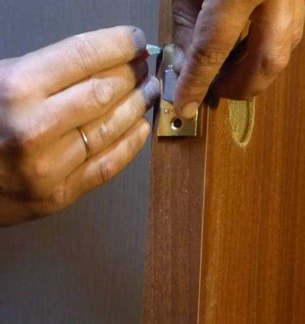 Магнитный замок на дверь (37 фото): выбор дверного замка по ключам и по таблеткам. как открыть устройство на стеклянной двери с карточкой?
