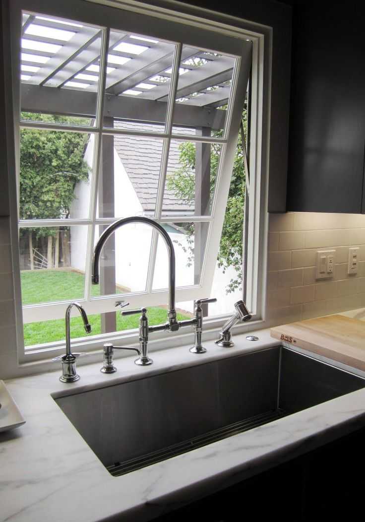 Кухни с мойкой у окна (38 фото): дизайн кухни с раковиной в подоконнике у окна, плюсы и минусы кухонь с мойками возле окна. примеры интерьеров