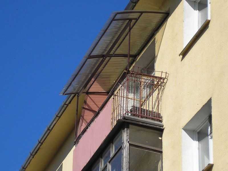 Козырьки над балконами: особенности конструкции и способы монтажа