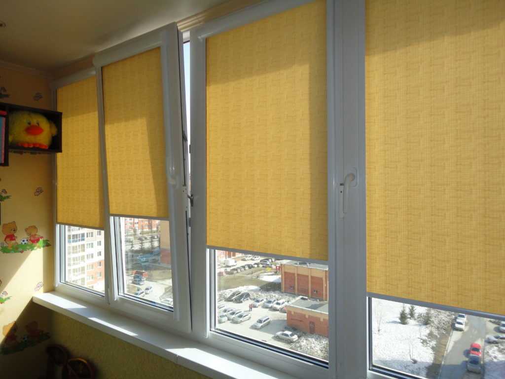 Жалюзи на балкон (49 фото): какие жалюзи лучше выбрать на балконные окна и лоджию? вертикальные, горизонтальные и другие модели для защиты от солнца
