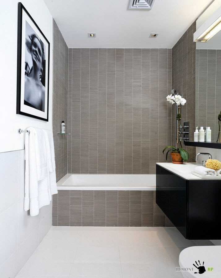 Белая ванная комната – актуальный дизайнерский тренд. Каковы особенности, преимущества и недостатки такого оформления Как правильно сочетать дизайн с тоном под дерево и яркими акцентами Уместно ли сочетание светлых цветов с красным, серым и синим