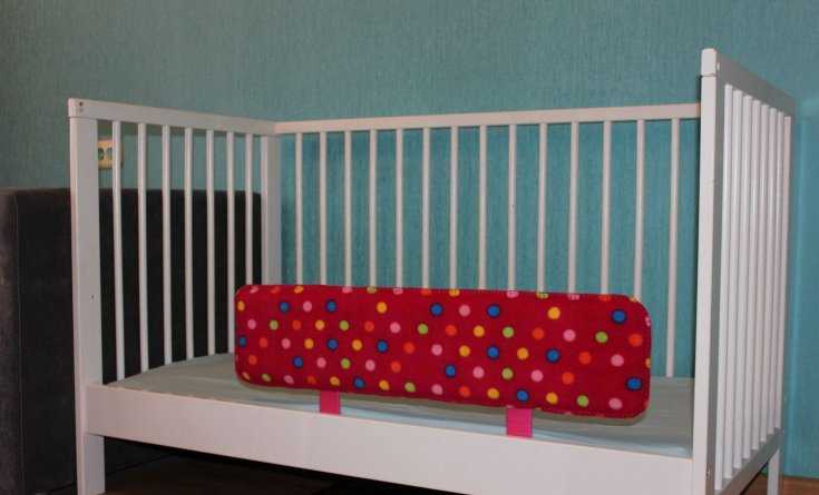 Детская кровать с бортиками (55 фото): мягкие кроватки с защитными бортами-ограничителями для детей, надувные барьеры-подушки, модели от ikea | информация о ремонте и строительстве