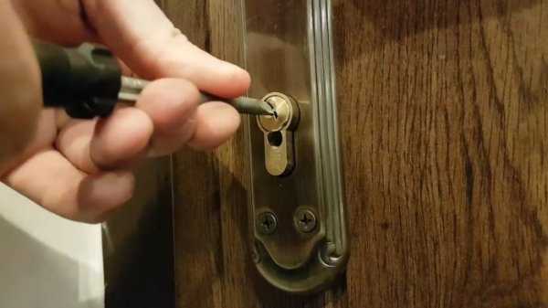 Как открыть дверь без ключа, как взломать замок, если сломался, как вскрыть, открыть межкомнатную дверь