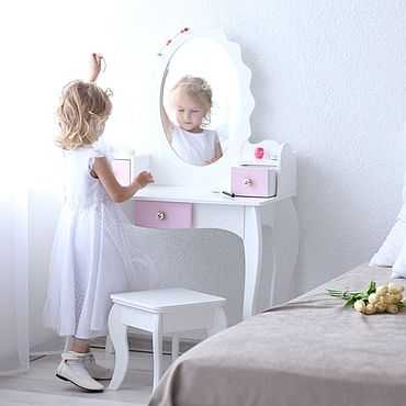 Популярные модели трюмо с зеркалом в спальню, их преимущества