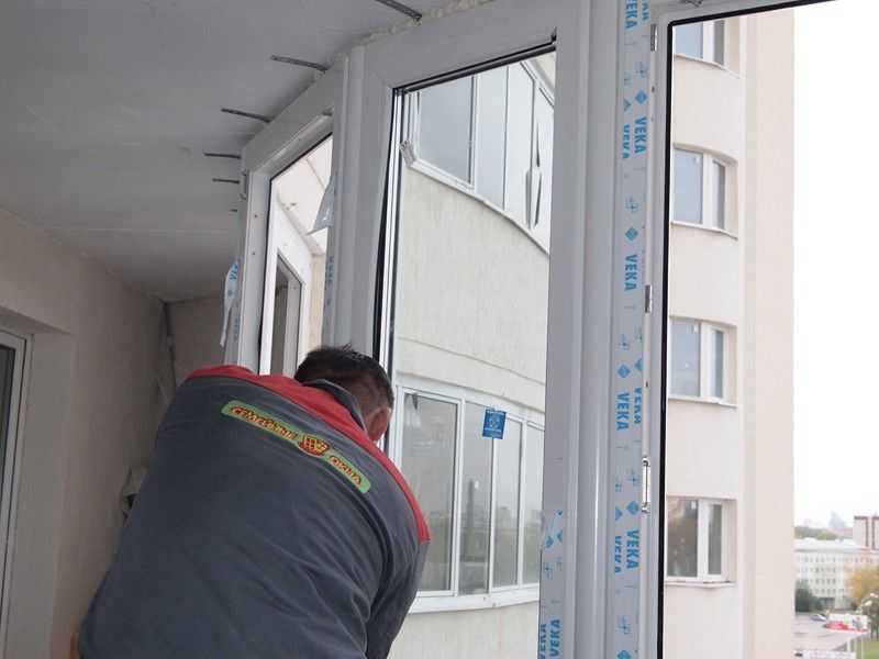 Остекление балконов пластиковыми окнами (32 фото): установка пвх-окон на лоджию